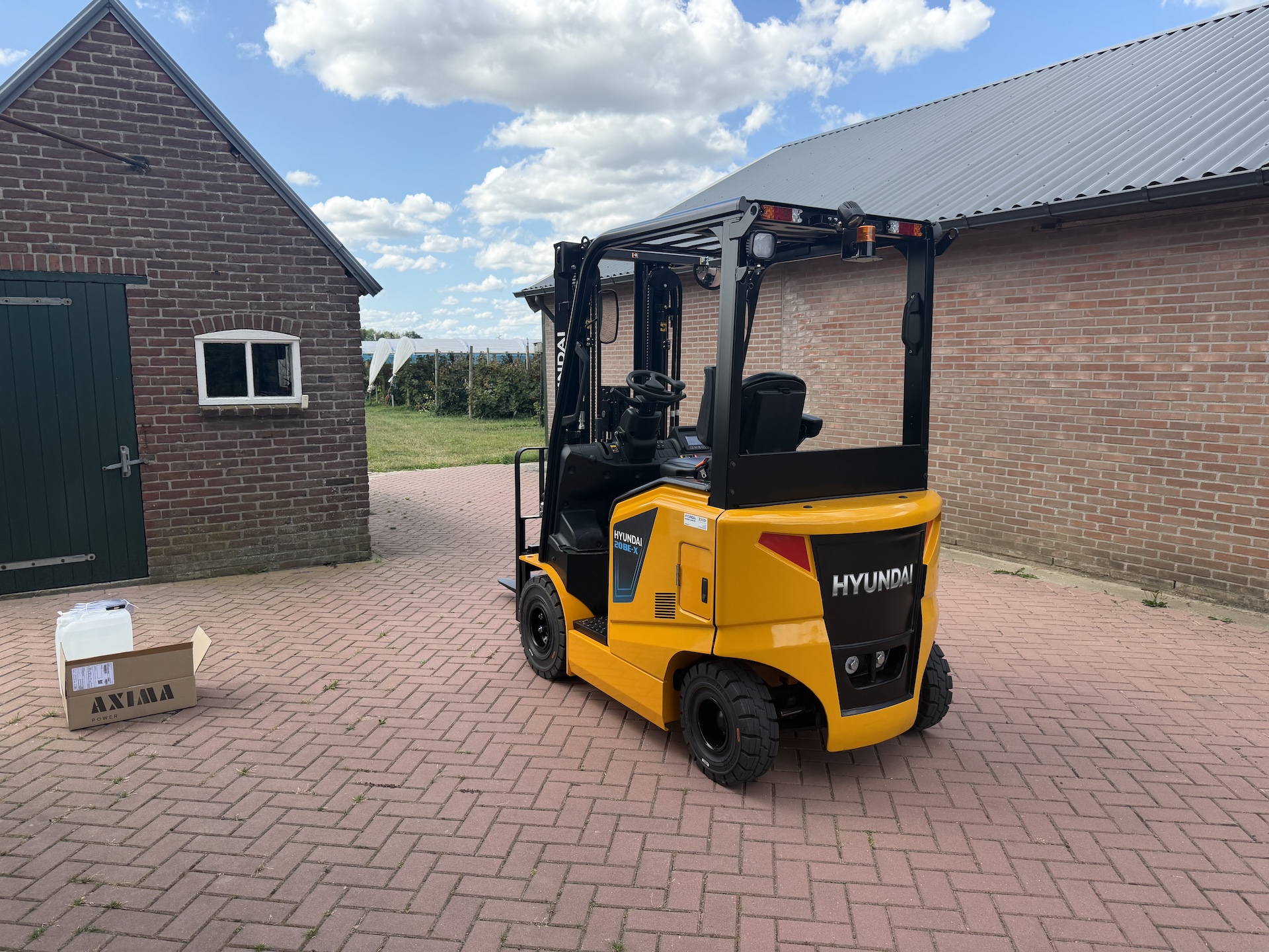 www.vorkheftrucks.info levering Hyundai 20BE-X 2 tons elektrische machine forklift